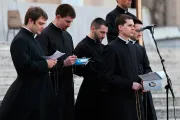 4 razones prácticas por las que muchos sacerdotes jóvenes han vuelto a usar sotanas