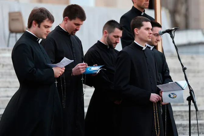 4 razones prácticas por las que muchos sacerdotes jóvenes han vuelto a usar sotanas