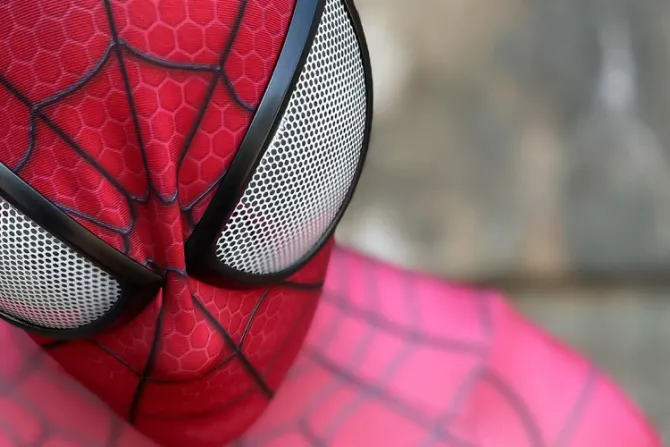Con Spiderman gay Disney sigue contaminando con “basura ideológica”, alerta sacerdote