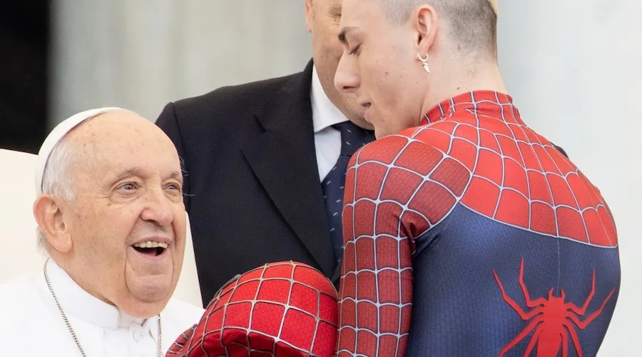 ¿Qué hay detrás del curioso encuentro entre el Papa Francisco y “Spiderman”?