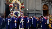 Procesión del Señor de los Milagros en Santiago de Chile. Foto: Arzobispado de Santiago.