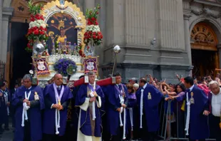 Procesión del Señor de los Milagros en Santiago de Chile. Foto: Arzobispado de Santiago. 