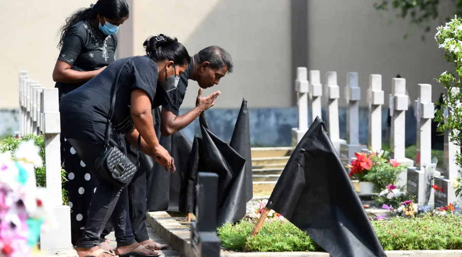 Familia visita a ser querido fallecido durante los ataques terroristas del domingo de Pascua 2019 en Sri Lanka. Crédito: Shutterstock?w=200&h=150