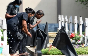 Familia visita a ser querido fallecido durante los ataques terroristas del domingo de Pascua 2019 en Sri Lanka. Cru00e9dito: Shutterstock 