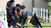 Familia visita a ser querido fallecido durante los ataques terroristas del domingo de Pascua 2019 en Sri Lanka. Crédito: Shutterstock