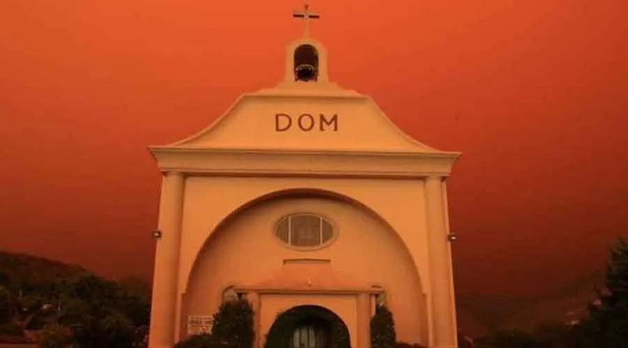 Parroquia de St. Vincent de Paul en Davenport, California, rodeada de un color naranja a causa de los incendios cercanos. Crédito: Diócesis de Monterey.