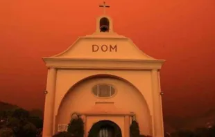 Parroquia de St. Vincent de Paul en Davenport, California, rodeada de un color naranja a causa de los incendios cercanos. Crédito: Diócesis de Monterey. 