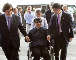 Chen Guangcheng al centro (foto Embajada de Estados Unidos en China)