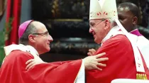 Mons. Daniel Sturla y el Papa Francisco. Foto: Conferencia Episcopal del Uruguay.