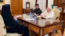 Su Beatitud Crisóstomo II y el Papa Francisco. Crédito: Vatican Media
