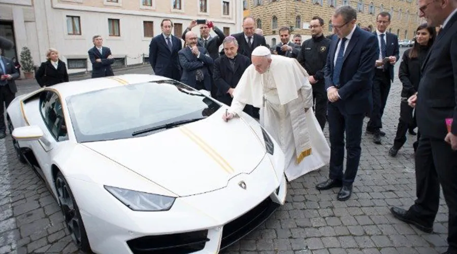 Papa Francisco firmando el Lamborghini / Fuente: ACN - Vatican News