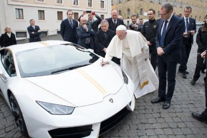 Subasta de Lamborghini donado al Papa beneficia a niños cristianos de Irak