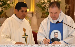 P. u00c1ngel Fernu00e1ndez firmando el acta de nombramiento del P. Juan Pablo Alcas como inspector de los salesianos en Peru00fa. Cru00e9dito: Salesianos Peru00fa 