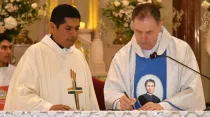 P. Ángel Fernández firmando el acta de nombramiento del P. Juan Pablo Alcas como inspector de los salesianos en Perú. Crédito: Salesianos Perú
