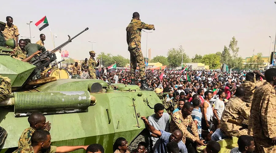 Soldados sudaneses montan guardia alrededor de vehículos militares blindados mientras los manifestantes continúan su protesta contra el régimen (2019) / Crédito: Agence France-Presse - Dominio Público