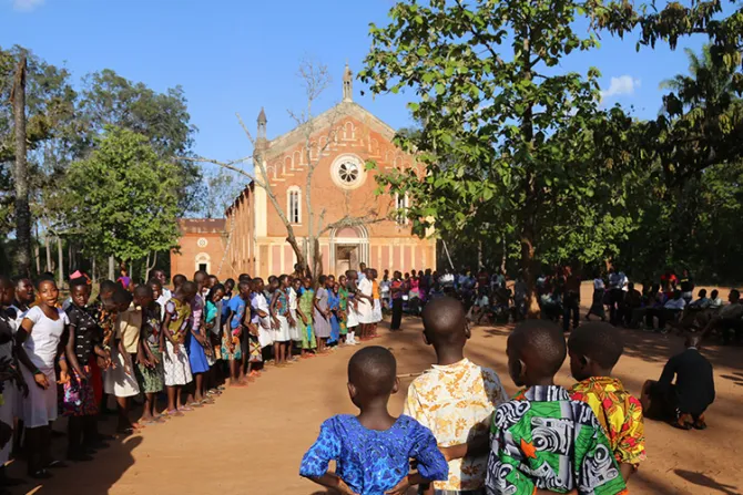 Sudán del Sur: Sacerdotes españoles reconstruyen iglesia mariana en zona devastada