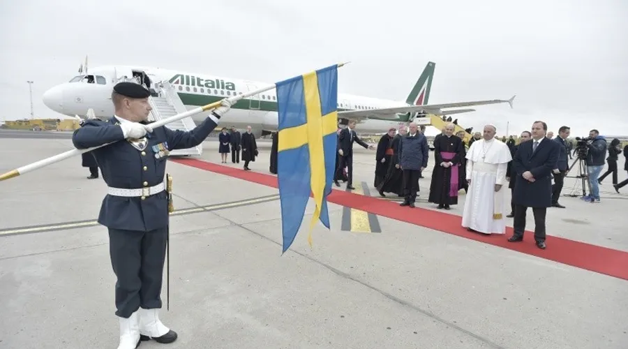 El Papa es recibido en Suecia por las autoridades del país. Foto: L'Osservatore Romano?w=200&h=150