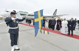 El Papa es recibido en Suecia por las autoridades del país. Foto: L'Osservatore Romano 