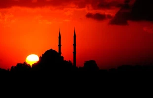 El atardecer sobre una mezquita. Foto Matthias Rhomberg via Flickr (CC BY 2.0) 