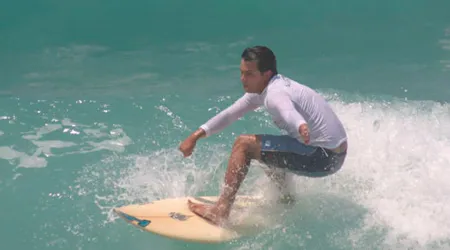 Nombran playa en honor a surfista en proceso de beatificación