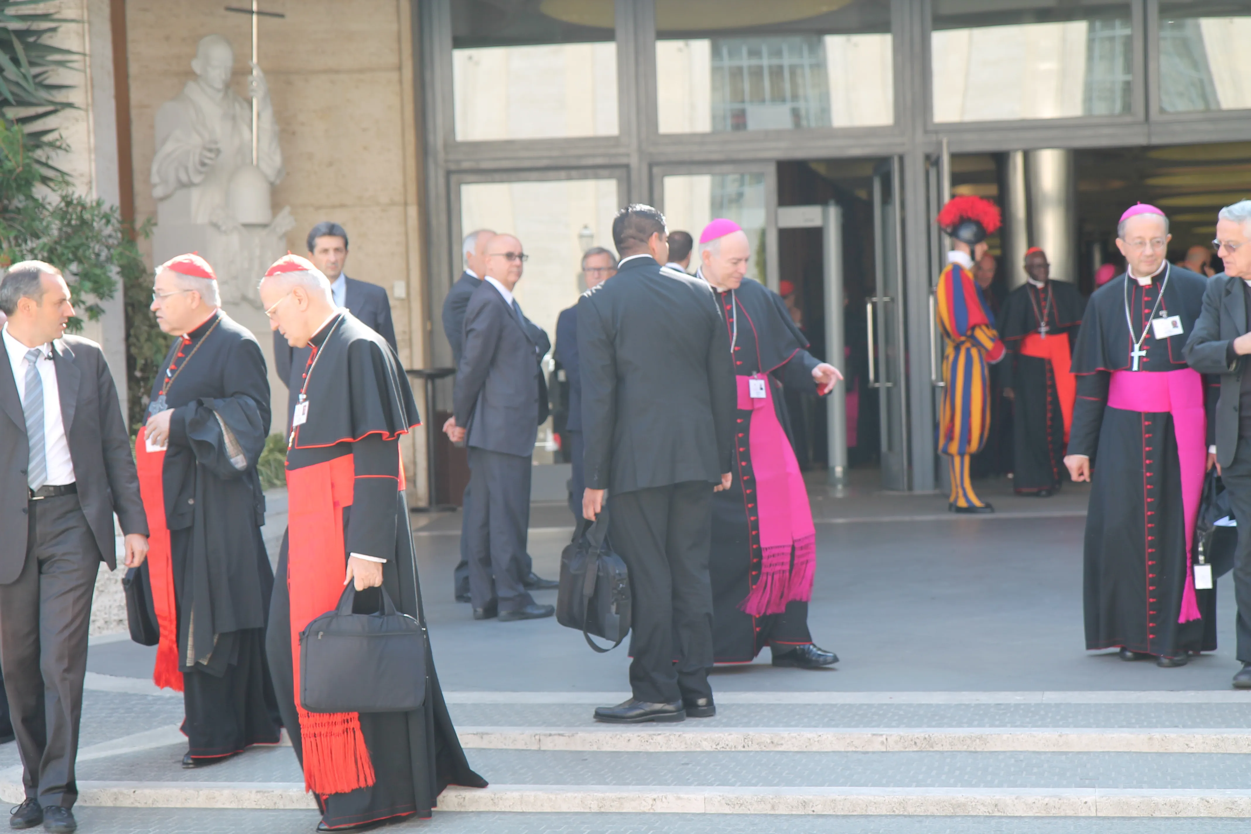 Algunos de los obispos participantes en el Sínodo de la Familia este lunes 6 de octubre (Foto Petrik Bohumil) ?w=200&h=150