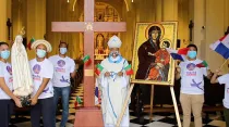 Mons. José Domingo Ulloa junto a los símbolos de la JMJ. Créditos: Arquidiócesis de Panamá