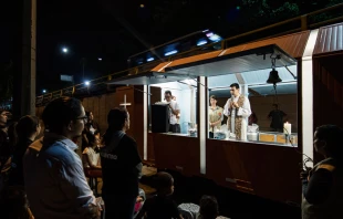 El P. Escobar en la Tienda del Encuentro en Medellu00edn. Foto: Alejandro Arango 