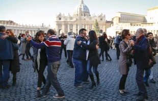 Baile de tango en la Plaza de San Pedro. Foto: Daniel Ibu00e1u00f1ez / ACI Prensa 