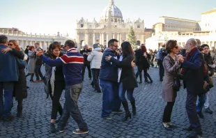 Baile de tango en la Plaza de San Pedro. Foto: Daniel Ibáñez / ACI Prensa 