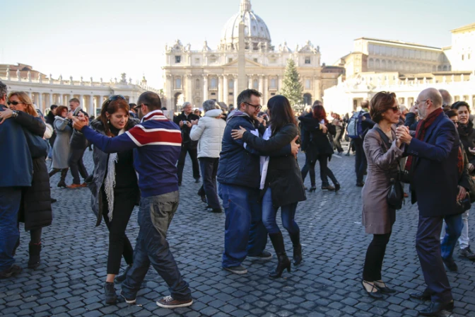 A ritmo de tango, tres mil bailarines saludan al Papa Francisco por su cumpleaños