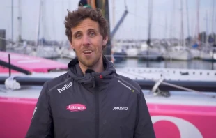 El regatista francu00e9s Tanguy Le Turquays en su barco. Cru00e9dito: Tanguy Le Turquays. 