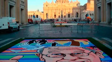 Artistas dibujan un tapiz gigante del Papa Francisco con sales de colores