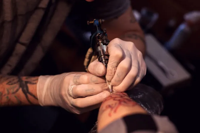 ¿Es pecado hacerse un tatuaje? Responde un conocido sacerdote
