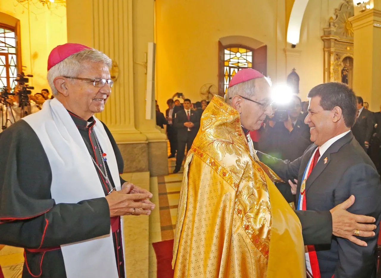 Arzobispo de Asunción, Mons. Edmundo Valenzuela saluda a presidente de Paraguay, Horacio Cartes / Foto: Arzobispado de Asunción?w=200&h=150