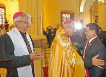 Arzobispo de Asunción, Mons. Edmundo Valenzuela saluda a presidente de Paraguay, Horacio Cartes / Foto: Arzobispado de Asunción