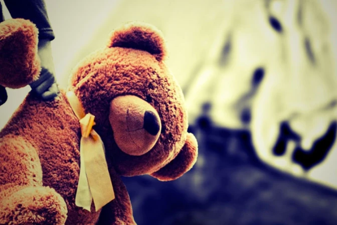 Obispo suspende a sacerdote acusado de abusar de una menor