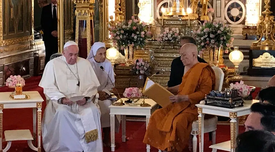 El Papa junto con el Patriarca Supremo Budista. Foto: Papal Flight Press Pool?w=200&h=150