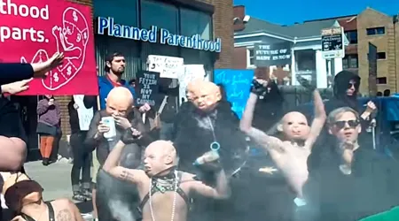 VIDEO: Grotesca manifestación de satanistas pro aborto causa repudio