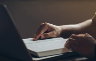 Imagen referencial de estudio bu00edblico. Cru00e9dito: Shutterstock 