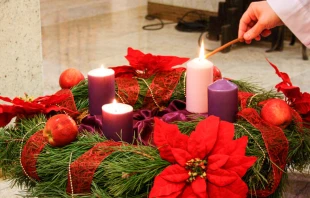 Encendido de la vela del Tercer Domingo de Adviento. Cru00e9dito: Shutterstock 