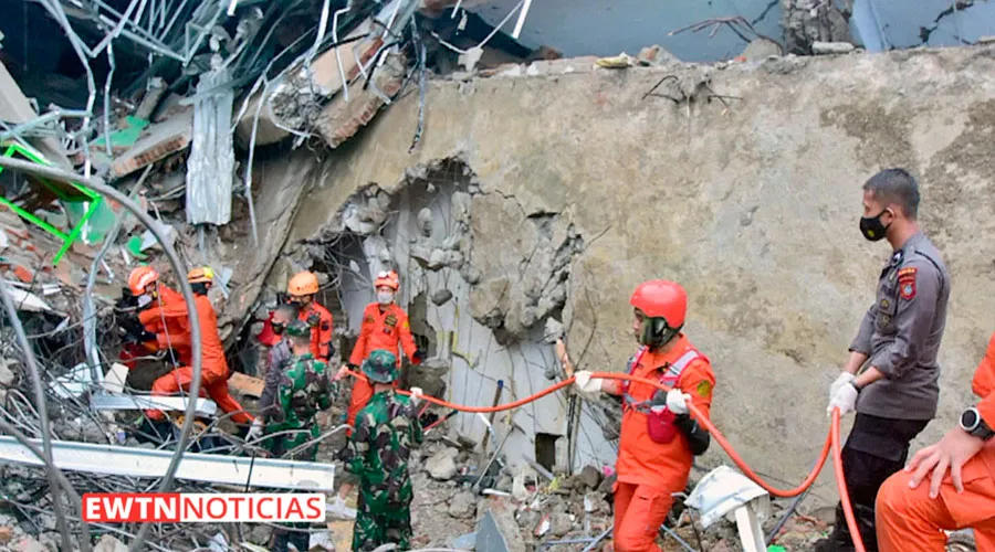 Papa Francisco reza por las víctimas del terremoto en Indonesia