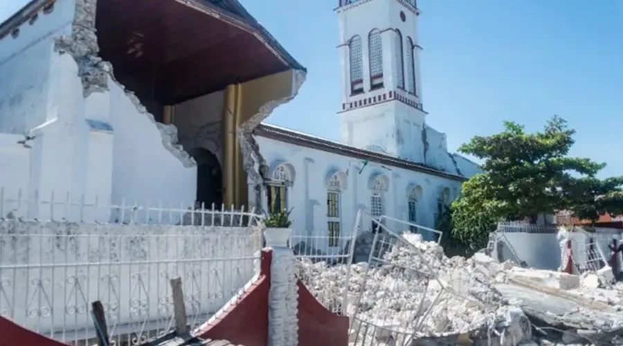 Iglesia destruida en Haití tras terremoto. Crédito: Vatican News. ?w=200&h=150