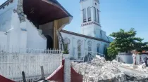 Iglesia destruida en Haití tras terremoto. Crédito: Vatican News. 