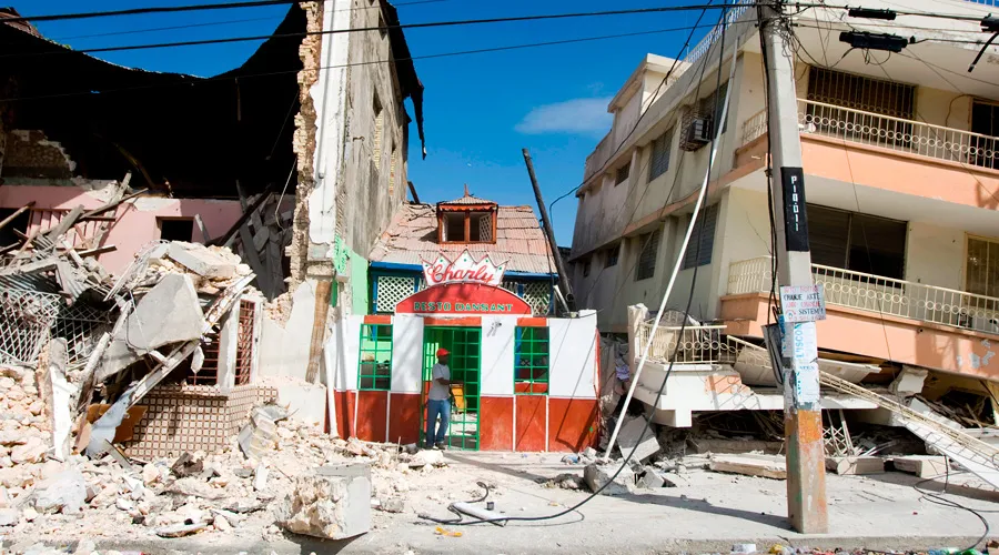 Escombros tras terremoto en Haití. Foto: Wikipedia / Marco Dormino (CC-BY-2.0)?w=200&h=150