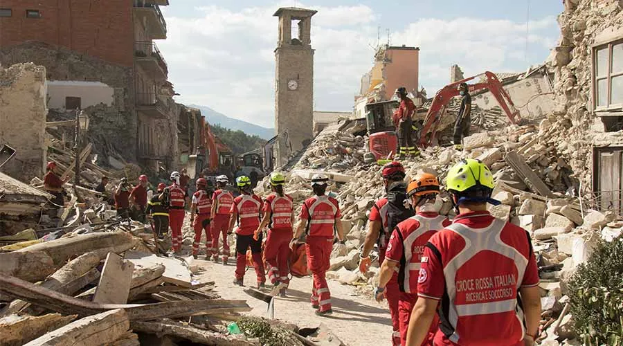 Rescatistas de la Cruz Roja en medio de escombros tras terremoto en Italia. Foto: Daniele Aloisi / Italian Red Cross.?w=200&h=150