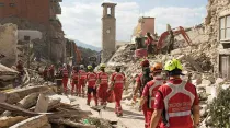 Rescatistas de la Cruz Roja en medio de escombros tras terremoto en Italia. Foto: Daniele Aloisi / Italian Red Cross.
