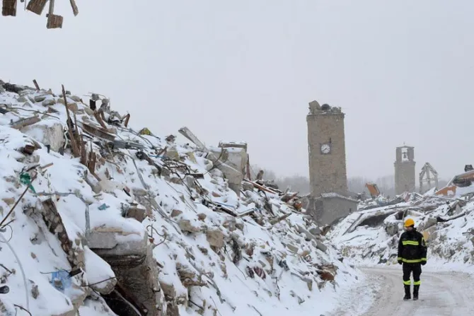 La nieve y el frío agravan situación de afectados por sismos en Italia, afirma Obispo