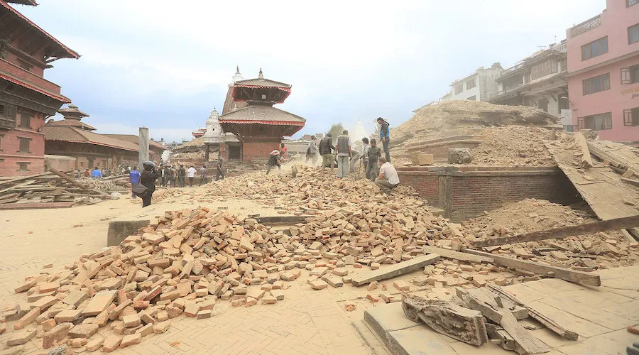 Calles y edificios destruidos en Katmandú tras terremoto de 7.9 grados. Foto: Laxmi Prasad Ngakhusi / UNDP Nepal (CC BY-NC-ND 2_0)