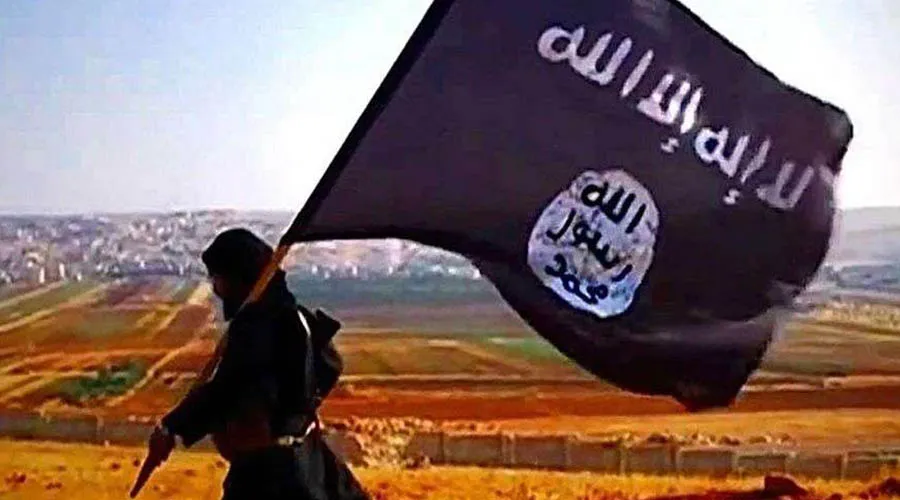 Terroristas con bandera del Estado Islámico. Foto: Wikipedia Creative Commons.