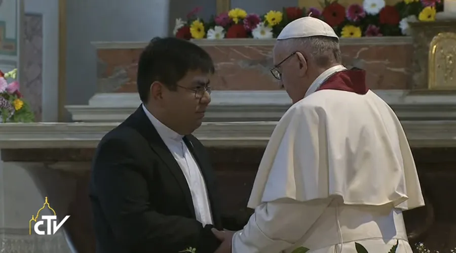 El amigo del joven asesinado saluda al Papa Francisco. Foto: Captura Youtube
